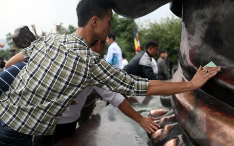 Thi nhau xoa tiền, sờ tay tượng phật "lấy may" tại chùa Bái Đính ngày khai hội