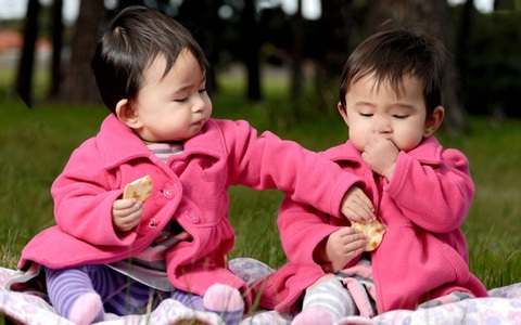 Con cái là lộc trời cho, sinh đôi thật lắm lợi ích nên mẹ chẳng cần lo nghĩ gì
