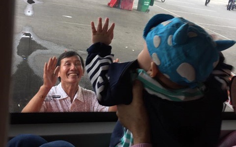 Có lấy chồng xa mới hiểu cảm giác sợ cảnh ông cháu chia ly trong nước mắt thế này sau ngày nghỉ lễ