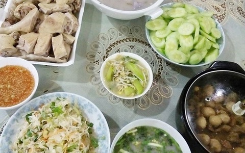 Khoe mâm cơm 450 nghìn cho gia đình 4 người ăn, mẹ trẻ bị gạch đá tới tấp vì... "chém gió"