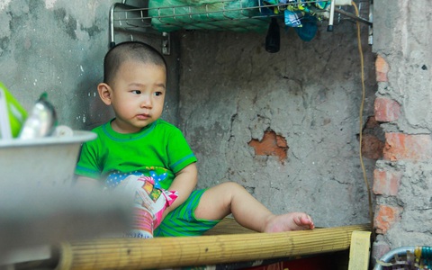 Hạnh phúc hồn nhiên của cậu bé 13 tháng tuổi ngủ bên vỉa hè, quán hàng của mẹ