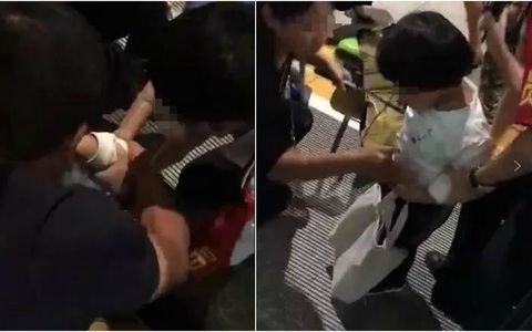 Mẹ mải xem điện thoại, con lọt chân xuống rãnh đường ray tàu mà không hay biết
