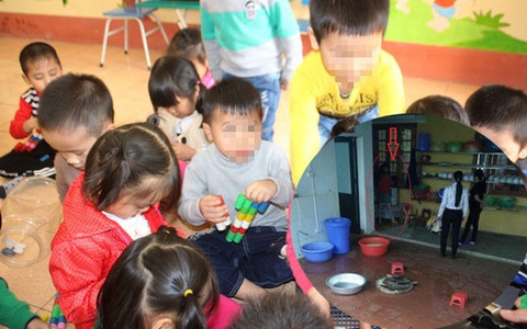 Ngày đầu đi học trở lại của bé trai từng bị cô hiệu trưởng dốc đầu vào máy vặt lông gà