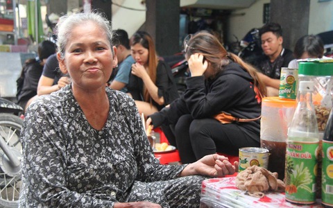 Chuyện kể từ đôi bàn tay "kỳ dị" của dì Tám bán cacao bánh mì, mấy mươi năm làm người Sài Gòn thương nhớ