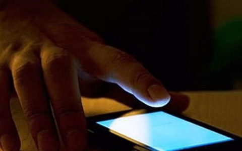 Quay lén cô chủ tiệm cắt tóc đang tắm rồi tống tiền
