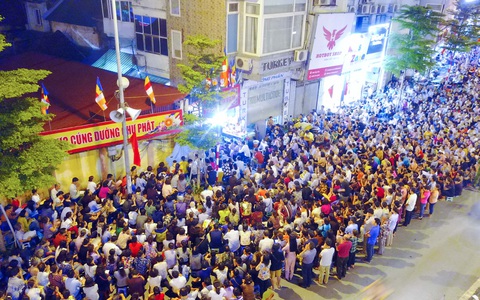 Rằm tháng 7, cả nghìn người đổ về Tổ đình Phúc Khánh lễ bái khiến một đoạn đường Tây Sơn tắc cứng