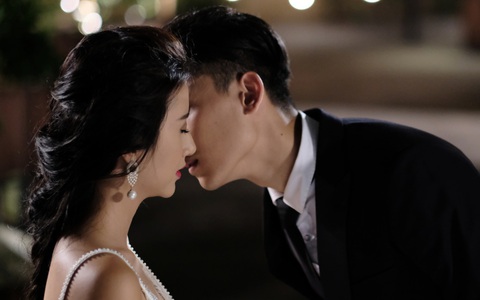 Bắt Quỳnh Anh Shyn hôn trai đẹp "xối xả" nhưng Tú Vi lại phũ phàng đối xử thế này!