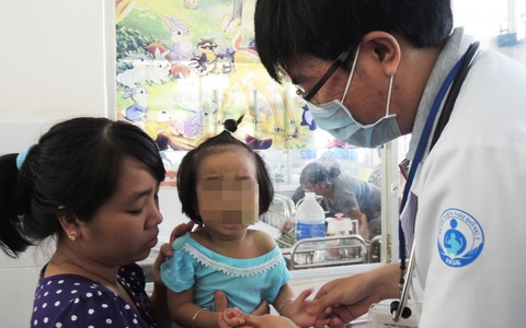 Cảnh báo: Không chỉ có sốt xuất huyết, dịch tay chân miệng đang gia tăng dần tại TP.HCM