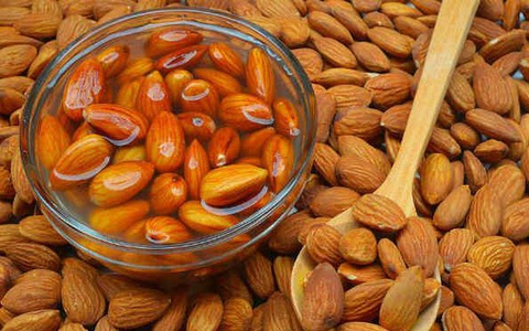 Ngâm hạnh nhân trước khi ăn và những lợi ích bất ngờ