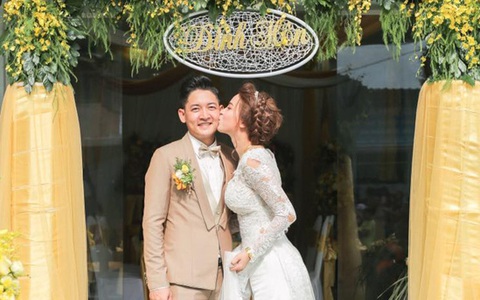 Hải Băng khoe ảnh hôn chồng trong lễ đính hôn nhân kỷ niệm 1 năm bên nhau