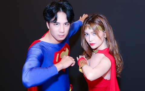 Sĩ Thanh và bạn trai mặc đồ... siêu nhân tình tứ bên nhau