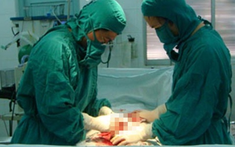 TP.HCM: Đi nhậu tất niên về trễ lại còn đánh vợ, chồng bị vợ cào rách “da vùng kín”