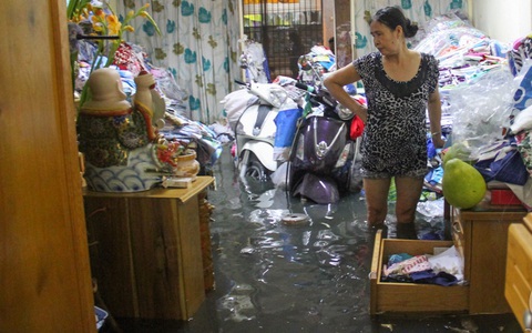 Nắp cống hỏng, hàng trăm ngôi nhà ở Sài Gòn bị nước tràn vào ngập ngay giữa đêm