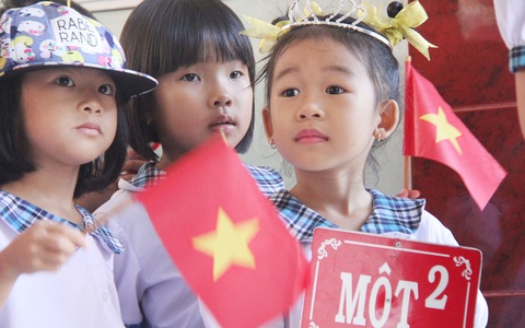 Các bé lớp 1 hào hứng bước vào ngày khai giảng năm học, bố mẹ bịn rịn dắt con đến trường