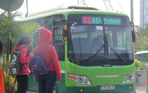 Miễn phí vé xe buýt, tặng hoa cho phụ nữ ngày 8/3: Dễ thương quá, Sài Gòn ơi!