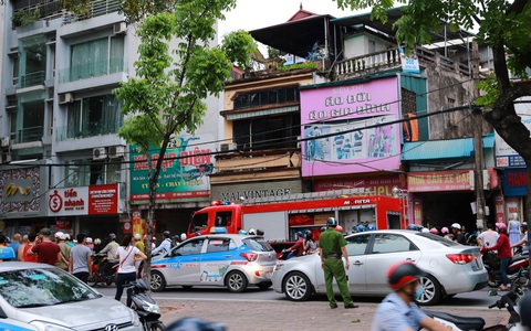 Cháy cửa hàng quần áo mặt đường Láng đúng giờ cao điểm, hàng trăm phương tiện di chuyển khó khăn