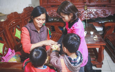 Cuộc sống của người mẹ "hậu duệ Âu cơ" một mình nuôi đủ 14 con, 7 lần đẻ rơi ngoài ruộng