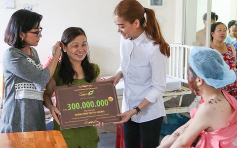 Mẹ của nữ sinh bị tạt axit cho biết chưa nhận được 300 triệu, Trương Ngọc Ánh nói gì?
