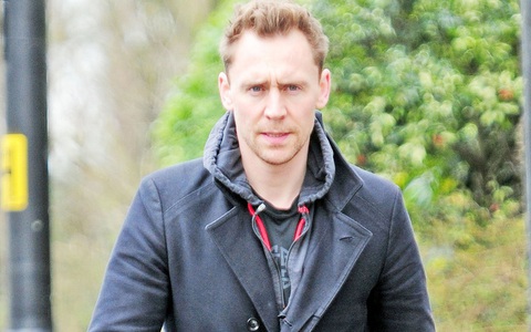 Nổi tiếng như Tom Hiddleston cũng có lúc mặc quần “thủng lỗ” ra đường
