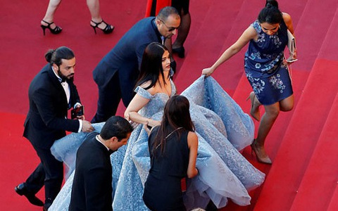 5 người chạy theo nâng váy hộ “Hoa hậu đẹp nhất mọi thời đại” Aishwarya Rai