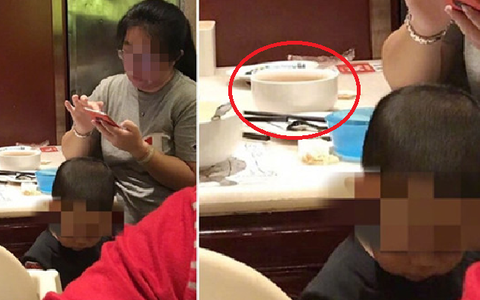 Đang ăn uống trong nhà hàng thì con buồn tè, mẹ thản nhiên cho con "xả" ra bát cơm