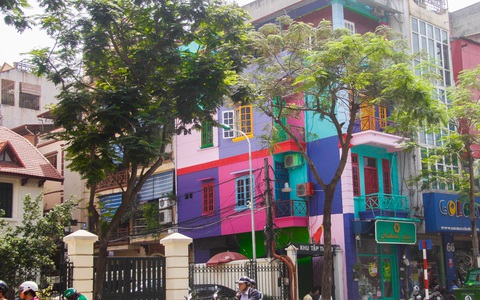 Không phải trường mẫu giáo đâu, ngôi nhà cầu vồng mà bạn đang nhìn là một công ty đấy!