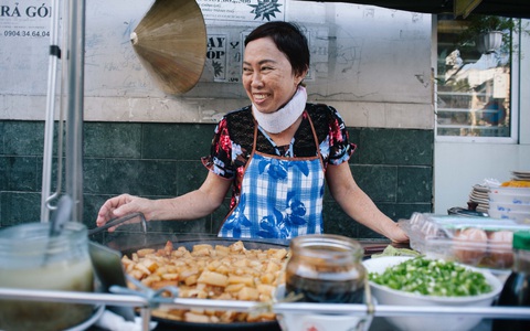 Chiều Sài Gòn lộng gió, ghé hẻm Cheo Leo ăn dĩa bột chiên, hóng bà chủ kể chuyện chia ly mùi mẫn