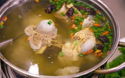 Thay vì uống cà phê, tôi chuyển sang uống một cốc nước hầm xương mỗi ngày và đây chính là kết quả