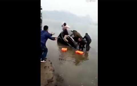 Bố mạo hiểm ném con gái lên bờ, thoát khỏi ô tô đang chìm