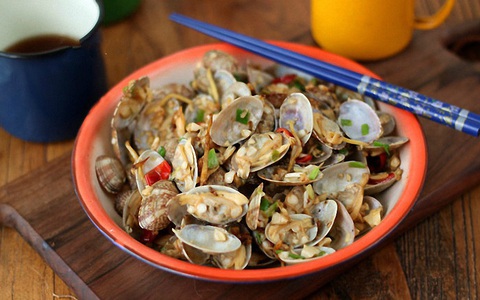 Không cần ra hàng, ở nhà bạn cũng có thể làm nghêu xào tỏi ớt thơm lừng cực ngon