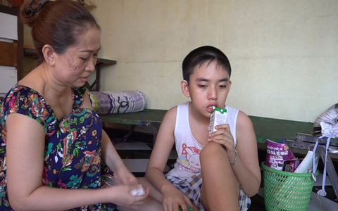 Người mẹ nuôi đứa con 11 năm không ngủ, chỉ uống sữa ở Sài Gòn