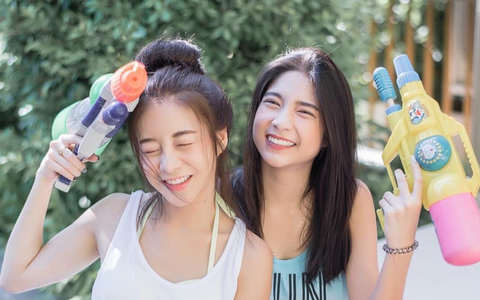 Ngắm mãi không hết trai xinh gái đẹp tại lễ hội té nước Songkran ở Bangkok!