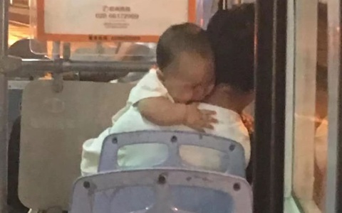 Bé sơ sinh được giải thoát khỏi tay kẻ bắt cóc nhờ bộ quần áo mặc trên người