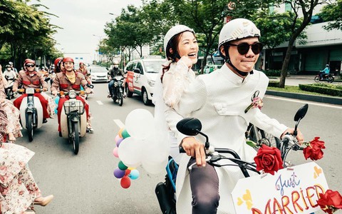 Cả thế giới ra mà xem: Đám cưới sau 9 năm yêu với màn rước dâu "tăng động" cực chất của cặp đôi Sài Gòn