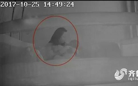 Con 1 tuổi thường xuyên khóc đêm, kiểm tra camera, mẹ bàng hoàng phát hiện bé thường xuyên bị bảo mẫu đánh đập