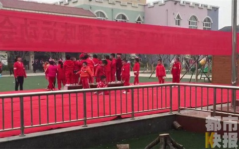 Bất chấp sương mù dày đặc, trường mầm non vẫn buộc hơn 200 bé tham gia đại hội thể thao ngoài trời