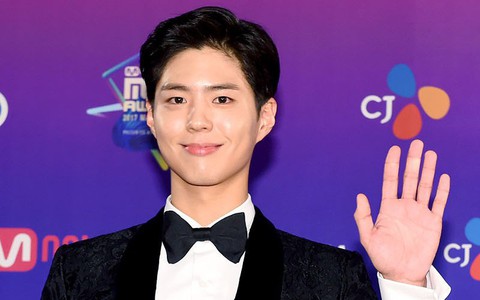 "Em trai" Song Joong Ki lại khiến fan xao xuyến vì xuất hiện quá đẹp trai trên thảm đỏ MAMA 2017