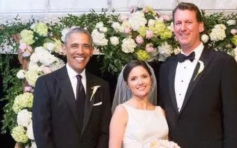 Vừa chia tay xong tối hôm trước, sáng hôm sau Tổng thống Obama đã đi làm phù rể đám cưới
