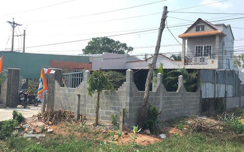 Bé 7 tháng cùng mẹ chết trong tư thế treo cổ