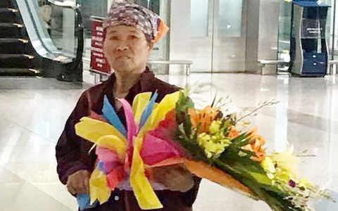 Hình ảnh cảm động ở sân bay: Người mẹ nghèo ôm bó hoa 500k chờ tặng con gái sau 3 năm đi xuất khẩu lao động