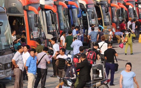 Chùm ảnh: Người dân Hà Nội - Sài Gòn lỉnh kỉnh đồ đạc về quê nghỉ lễ 30/4-1/5
