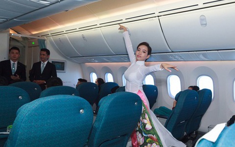 Hành khách thích thú khi tiếp viên Vietnam Airlines trình diễn áo dài trên "chuyến bay hòa bình" vào ngày 30/4