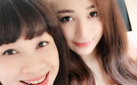 Mẹ U50 ở Lào Cai gây sốt vì "đọ sắc" với con gái đẹp như hoa hậu