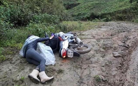 Hình ảnh lay động của cô giáo vùng cao ngã trên đường đến trường