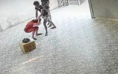 Côn đồ xông vào nhà, đánh dã man nữ chủ nhà xe