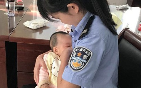 Cho con của bị cáo bú trong lúc phiên tòa đang xử, nữ cảnh sát khiến nhiều người cảm động!