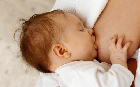 Chuyên gia gợi ý cách xử lý rắc rối mẹ nào cũng gặp phải khi cho con bú
