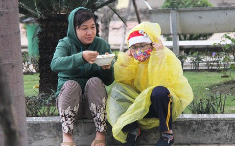 TP.HCM: Học sinh co ro, ngủ gục trên xe bố mẹ đi đến trường dưới thời tiết lạnh nhất năm