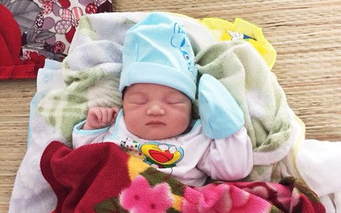 Cà Mau: Lên cơn đau đẻ bất ngờ, sản phụ sinh con trên đường chạy bão Tembin