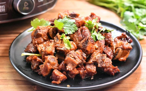 Chỉ thêm 1 nguyên liệu thôi mà món sườn rim quen thuộc có hương vị hoàn toàn mới lạ